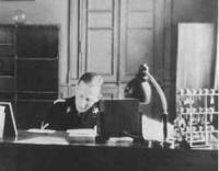 Райнхард Хайдрих в офиса си в Мюнхен