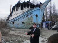 Областният управител на Бургас Константин Гребенаров се снима за спомен пред „изгорялото място“, давайки мъгливи обещания за бъдещето му