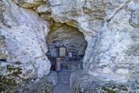 Пещерата, в която свети Атанасий се оттеглял за пост и молитви