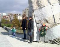 Пред паметника на Апостола в Кърджали сведе глава и общинският председател на Националния фронт Ирина Караджова (на преден план)