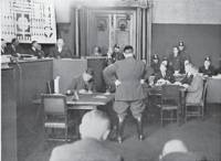 Херман Гьоринг (в гръб) на процеса в Лайпциг