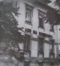 Къщата, която през соца е използвана за пионерски дом в Русе, е построена около 1905 г. за 100 000 златни лева от Иван Буров, брат на известния банкер 