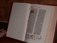 Светата Библия от ограничения тираж тип „Гутенберг” – част от дарението 