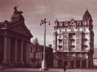 Площадът пред Народния театър. На фона се вижда сградата на барон Гендович, издигната през 1914 г. по проект на архитект Никола Лазаров. За времето си това е най-високата постройка в града