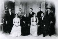 Стерев (прав, вторият от ляво надясно) с роднини от рода Тулешкови през 1905 г.