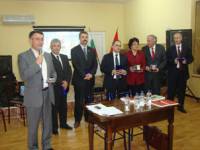 Първият вляво с микрофона е кметът на Кърджали Хасан Азис. Той е връчил плакетите на общината на гостуващите турски дипломати и лектори