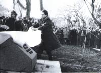 Откриването на паметната плоча на поборниците Симеон Стойков и Вълко Янев в Поморие на 3 март 1988 г.
