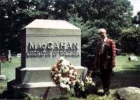 Гробът на Макгахан. На надгробната му плоча е написано „Освободителят на България”