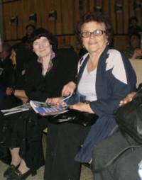 На първите редици на предизборното събрание в Ямбол бе седнала майката на съпредседателя на партията на СКАТ Данчо Хаджиев – Пейка Хаджиева (вляво)