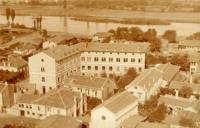 Френски мъжки колеж  “Св. Августин”. На преден план – бейският конак, първоначална сграда на колежа от 1884 г., а впоследствие там се пренася музеят на колежа (1910)