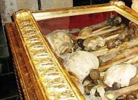 Кичозно натруфеният нов саркофаг, в който сега са преместени костите на загиналите в клането батачани