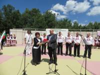 Кметът на града Иван Жабов награди учителката Пепа Запрянова за приноса й в народното творчество