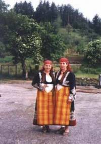 Жени от днешното село Полковник Серафимово –  някогашното Аламидере, облечени в традиционни местни носии