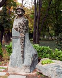 Паметникът на Шевалас в създадената от него Цар Симеонова градина