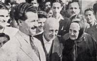 Антон Югов (в ляво) разговаря с хората от народа в деня на референдума през 1946 г., който утвърждава народната република