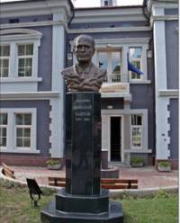 Паметникът на Николай Хайтов на едноименния централен площад в Асеновград