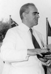 Константинос Караманлис през август 1956 г. Той дори не подозира, че Първо главно разработва план срещу него