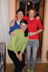 Ярослава Вълкова с двете си прекрасни дъщери. Вляво зад нея е по-голямата Александра