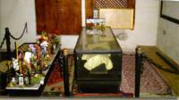 Стъкленият саркофаг с костите на Бачо Киро в храма „Св. вмч. Димитър“ в Бяла черква