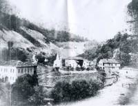 Стара снимка на Дряновския манастир. Отдясно върху скалите е била позицията на оръдията на Фазлъ паша