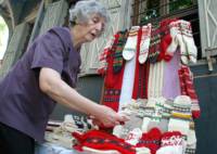 За декорация на вълнените си чорапи плетачката Евгения Балтова използва мотиви от български шевици