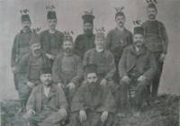 Задържаните при т. нар. Пашмаклийска афера българи в Одринския затвор през 1901 г. Келпетков е седналият най-отпред (в дясно)
