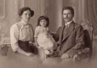 Чекаларов със съпругата си и малката си дъщеря
