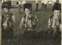 Дори и далеч от отечеството, нашенци предават на поколенията си песните и традициите на родния край