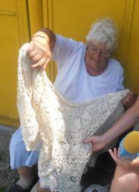 Баба Донка е майсторка на плетивото на една кука, умее да плете покривки, но нищо не разбира от ток