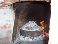 В Странджанско капакът, с който се похлупва тавата, в която се пече в жарта зелникът, се нарича връшник