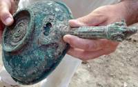 В гроба на тракийския аристократ са намерени много лични вещи – съдове за благовонни масла, хидрии, купи за храна