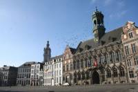 Площадът в белгийския град Монс, където Гинка отваря своя „Лъки бар”