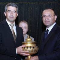 Президентът Плевнелиев бе принуден на вечерята в Пловдив да стои рамо до рамо до далеч по-ниския по ранг турския вицепремиер