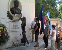Десетки членове и и съмишленици на партията на СКАТ от столицата, Правец и Етрополе поднесоха цветя пред паметника на Тодор Александров в Кюстендил