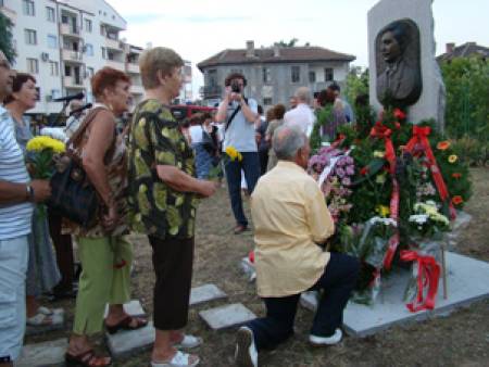Откриха паметник на Гоце Делчев в Димитровград