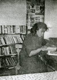 Авторката като библиотекар в селската библиотека през 1959 г.