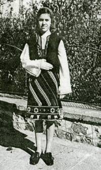 Гинка Касърова в народна носия