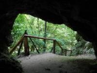 Пещерите над изворите на река Младежка предлагат прохлада и чудни гледки