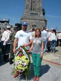 Лидерът на младежкото НФСБ Степан Дадурян и зам.-председателят на организацията Габриела Гоцкова поднесоха венец пред мемориала на върха