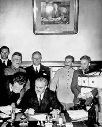 Молотов подписва пакта за ненападение между Германия и СССР. На заден план са Рибентроп и Сталин