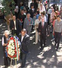 Представители на НФСБ и телевизия СКАТ поднесоха венци и пред мавзолея на княз Александър Батенберг в София