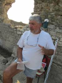 Шефът на Историческия музей във Велико Търново Иван Църов проучва акведукта на древните римляни по нашите земи