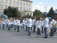 Оркестърът на въоръжените сили на Гърция със запазената си марка - изпълнение на военни химни и филмова музика с арфа и духови инструменти