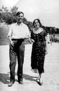 Писателят със съпругата си Вела на плажа край Варна през 1950 г.
