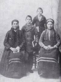 Семейството на Яни Попов: майка му Параскева (вляво), съпругата Митра (вдясно, сестра на Константин Петканов) и децата