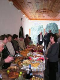 Отрупаната трапеза се подготвя по стара традиция от грижовните стопанки на село Яврово
