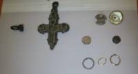 Находките от Калиакра (от ляво надясно) - пръстен за отравяне, кръстът-енклопион, копчето на благородническа дреха, сребърната монета на Иван Срацимир /в средата на втория ред/ и златни обеци