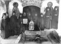 Монашеското братство на Бачковския манастир пред разкопания гроб, за който се предполага, че е на легендарния търновски патриарх