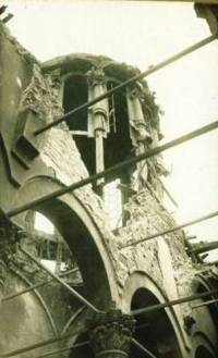Поглед през разрушения след атентата покрив на храма