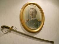 Портрет на Светослав Бакърджиев и сабята му, съхранявани в дома на дъщеря му Донка Велева